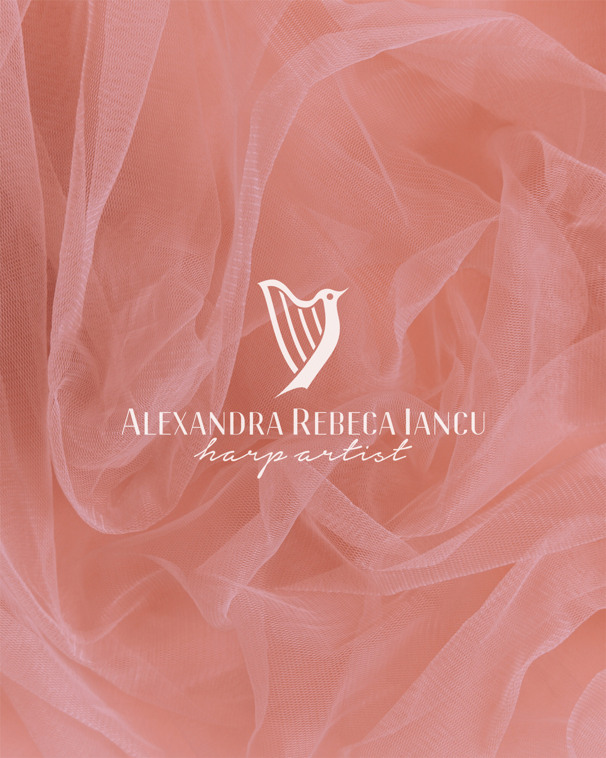 Logo and visual presentation of harp artist Alexandra Rebeca Iancu, featuring a stylized harp-and-bird symbol over a soft peach tulle background, conveying elegance and artistic refinement. Logo y presentación visual de la artista de arpa Alexandra Rebeca Iancu, con un diseño estilizado de arpa y pájaro sobre un fondo suave de tul color durazno, transmitiendo elegancia y sensibilidad artística.
