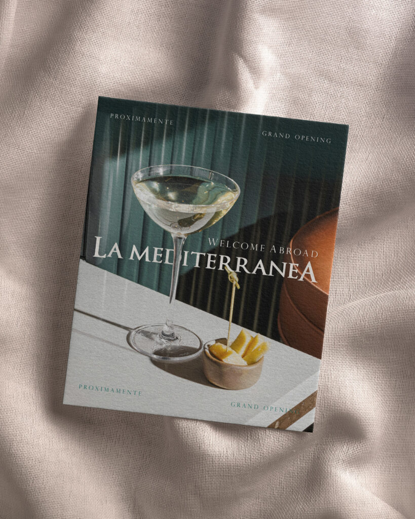 Flyer promocional del próximo grand opening de La Mediterranea, con un cóctel elegante, cáscaras de limón y elementos decorativos sobre una superficie textil, transmitiendo un ambiente sofisticado y mediterráneo. Promotional flyer for the upcoming grand opening of La Mediterranea, featuring an elegant cocktail, lemon peels, and decorative elements on a textured fabric surface, evoking a refined Mediterranean atmosphere.