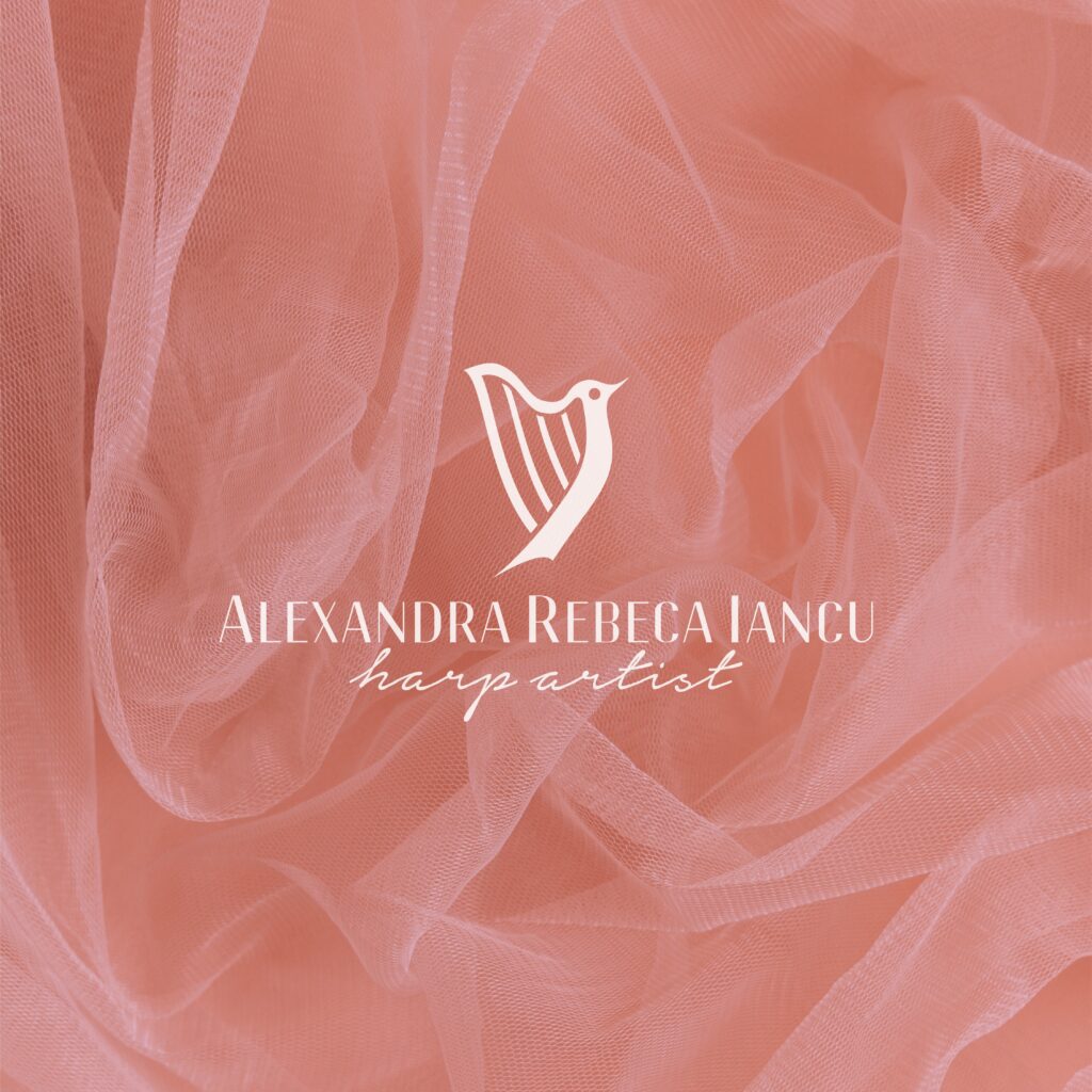 Logo and visual presentation of harp artist Alexandra Rebeca Iancu, featuring a stylized harp-and-bird symbol over a soft peach tulle background, conveying elegance and artistic refinement. Logo y presentación visual de la artista de arpa Alexandra Rebeca Iancu, con un diseño estilizado de arpa y pájaro sobre un fondo suave de tul color durazno, transmitiendo elegancia y sensibilidad artística.