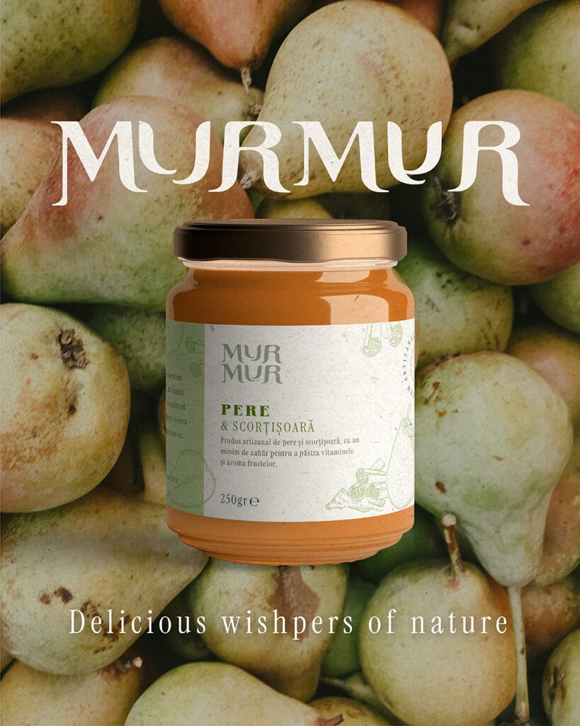 Jar of MURMUR artisanal pear and cinnamon preserve, placed in front of fresh pears. The label highlights its low-sugar recipe that preserves the fruit’s natural vitamins and flavor. Frasco de mermelada artesanal MURMUR de pera y canela, colocado frente a peras frescas. El envase muestra información sobre su elaboración con mínimo azúcar para conservar vitaminas y sabor natural.